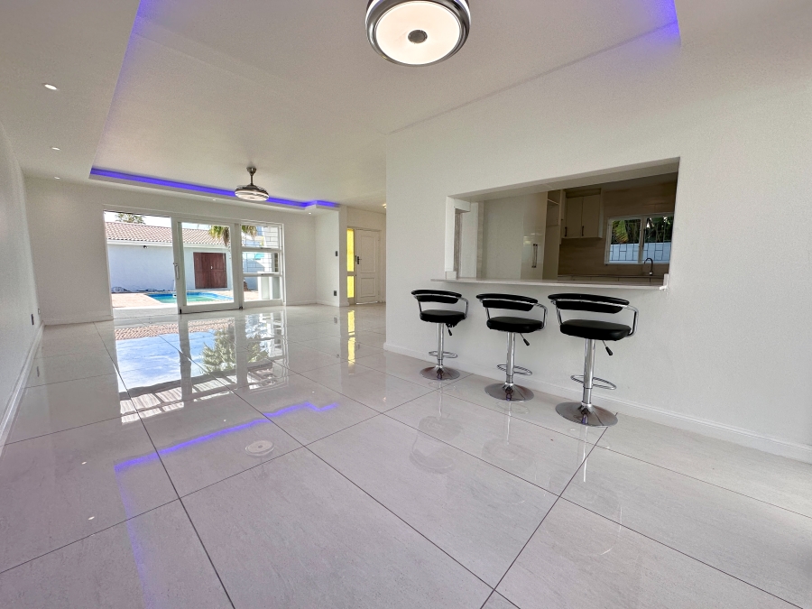 4 Bedroom Property for Sale in Bloubergrant Western Cape